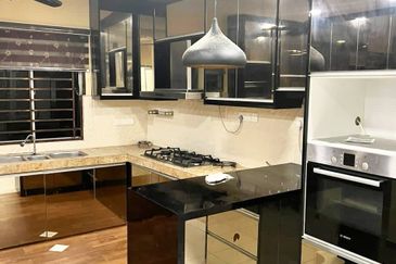 Bandar Enstek (Timur)