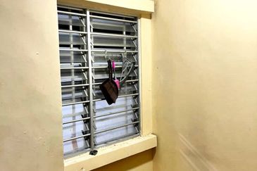 Bandar Enstek (Timur)