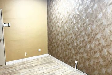 Bandar Enstek (Timur)