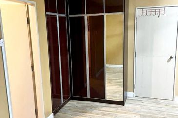 Bandar Enstek (Timur)