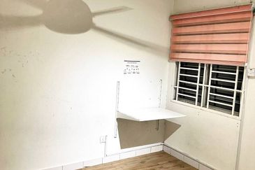 Bandar Enstek (Timur)