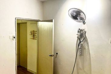 Bandar Enstek (Timur)