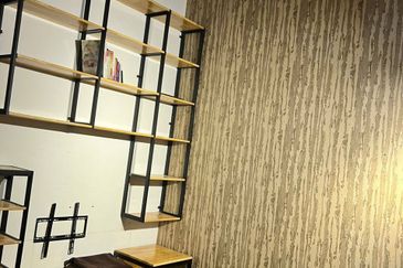 Bandar Enstek (Timur)