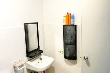 Bandar Enstek (Timur)