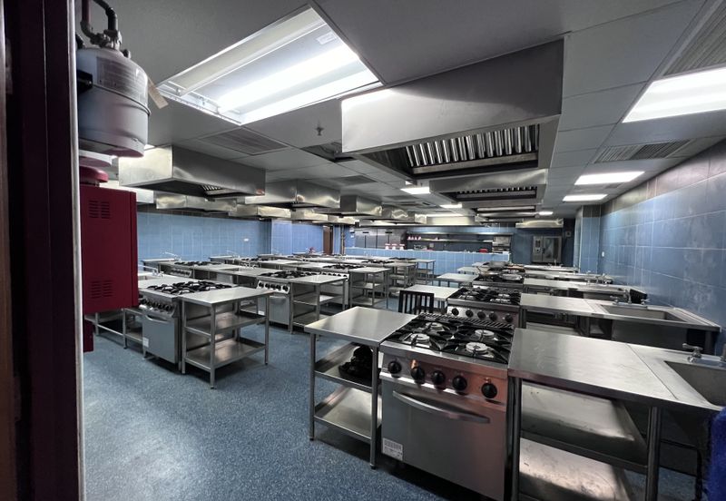 6-Storey Building (Suitable For College/University used)