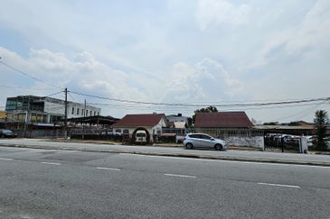 PJ OLD TOWN 3 STOREY COMMERCIAL BUILDING FOR SALE 