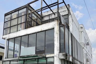 PJ OLD TOWN 3 STOREY COMMERCIAL BUILDING FOR SALE 