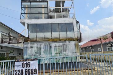 PJ OLD TOWN 3 STOREY COMMERCIAL BUILDING FOR SALE 