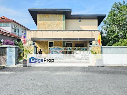 Privacy, Affordable and Lovely 1.5 Storey Bungalow House with Koi Pool, Selangor, Bangi