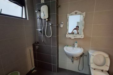 near by tuas horizon hills Valley West double storey superlink house for sales 968k nego