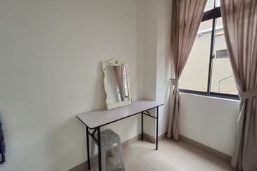 near by tuas horizon hills Valley West double storey superlink house for sales 968k nego