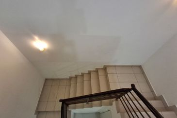 near by tuas horizon hills Valley West double storey superlink house for sales 968k nego