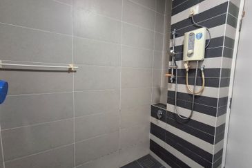 near by tuas horizon hills Valley West double storey superlink house for sales 968k nego