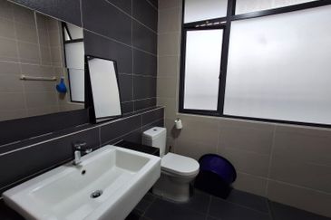 near by tuas horizon hills Valley West double storey superlink house for sales 968k nego