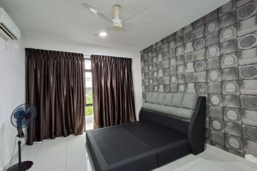 near by tuas horizon hills Valley West double storey superlink house for sales 968k nego