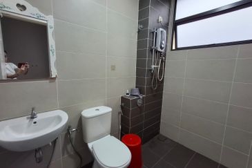 near by tuas horizon hills Valley West double storey superlink house for sales 968k nego