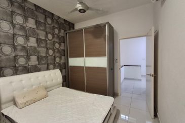 near by tuas horizon hills Valley West double storey superlink house for sales 968k nego