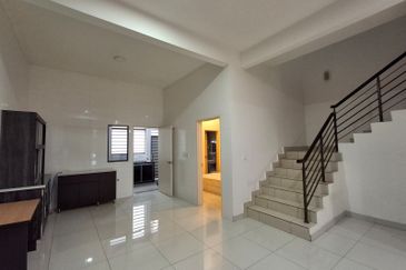 near by tuas horizon hills Valley West double storey superlink house for sales 968k nego