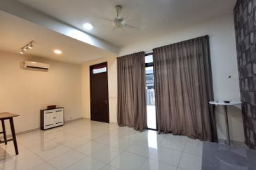 near by tuas horizon hills Valley West double storey superlink house for sales 968k nego