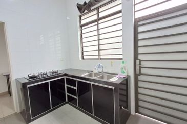 near by tuas horizon hills Valley West double storey superlink house for sales 968k nego