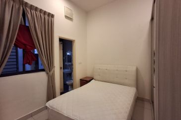 near by tuas horizon hills Valley West double storey superlink house for sales 968k nego