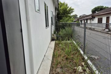 TAMAN INDERA PUTERA, BOTA