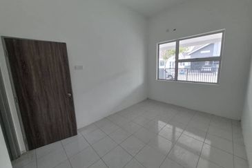 TAMAN INDERA PUTERA, BOTA