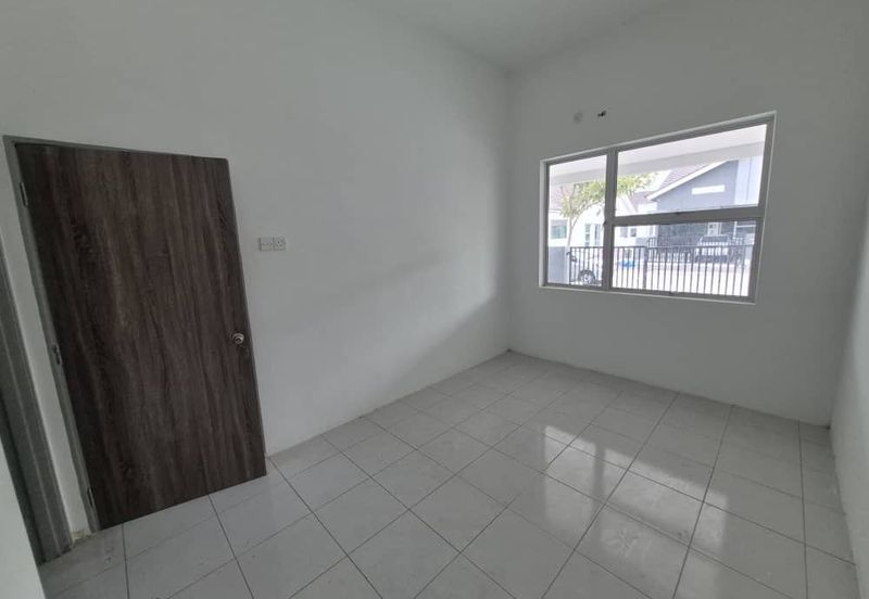 TAMAN INDERA PUTERA, BOTA