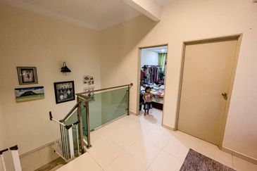 (FACING OPEN)(RENOVATED) 2 Storey Endlot Terrace Desa Saujana Langat Batu 14 Hulu Langat