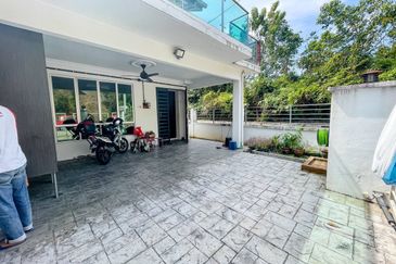 (FACING OPEN)(RENOVATED) 2 Storey Endlot Terrace Desa Saujana Langat Batu 14 Hulu Langat