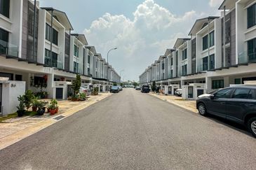 (BRAND NEW) Renovated 3 Storey Andira Park Bandar Bukit Puchong