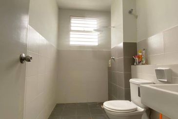 (FACING NORTH) Intermediate 2 Storey Terrace Camellia Residence Bandar Tasik Kesuma Semenyih