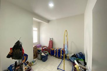 (FACING NORTH) Intermediate 2 Storey Terrace Camellia Residence Bandar Tasik Kesuma Semenyih