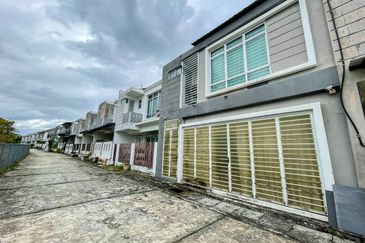 (FULLY RENOVATED) 2 Storey Superlink Laman Cempaka Suria, Kota Seriemas Nilai