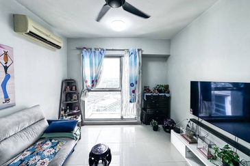 (STRATEGIC LOCATION) Fully Furnished PJ8 Service Suite, Section 8 PJ (CENTER OF PJ)