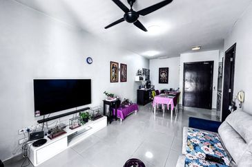 (STRATEGIC LOCATION) Fully Furnished PJ8 Service Suite, Section 8 PJ (CENTER OF PJ)