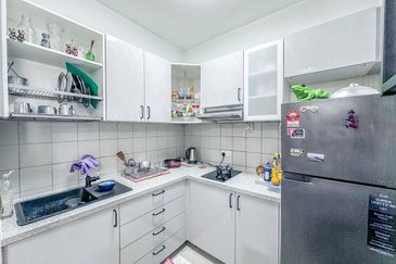 (STRATEGIC LOCATION) Fully Furnished PJ8 Service Suite, Section 8 PJ (CENTER OF PJ)