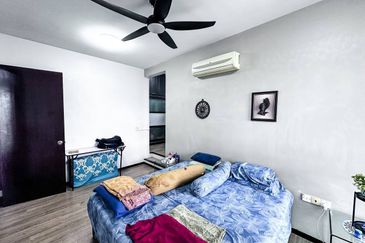 (STRATEGIC LOCATION) Fully Furnished PJ8 Service Suite, Section 8 PJ (CENTER OF PJ)