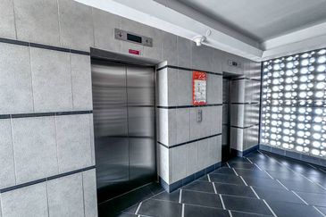 (STRATEGIC LOCATION) Fully Furnished PJ8 Service Suite, Section 8 PJ (CENTER OF PJ)