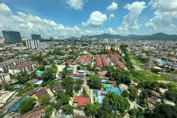 (WELL KEPT UNIT) End Lot Amara Service Residence, Jalan Raintree, Batu Caves 