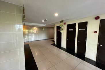 (WELL KEPT UNIT) End Lot Amara Service Residence, Jalan Raintree, Batu Caves 