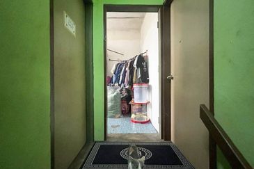 (LOW COST) Intermediate 2 Storey Taman West Country, Seksyen 5 Bandar Baru Bangi 