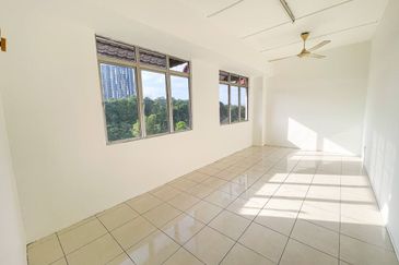 (RENOVATED) Shop Apartment Pusat Hentian Kajang 