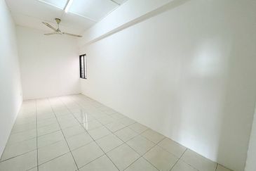 (RENOVATED) Shop Apartment Pusat Hentian Kajang 