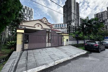 (SPACIOUS CORNER LOT) 2 Storey Terrace USJ 1, Subang Mewah