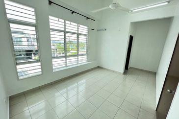 (GATED GUARDED) INTERMEDIATE 2 STOREY TERRACE MERANTI 2, BANDAR HILLPARK, PUNCAK ALAM