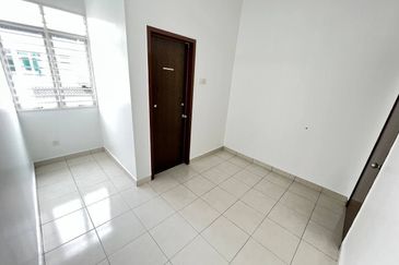 (GATED GUARDED) INTERMEDIATE 2 STOREY TERRACE MERANTI 2, BANDAR HILLPARK, PUNCAK ALAM