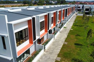 (FACING OPEN) Intermediate 2 Storey Clover Cahaya Alam, Seksyen U12 Shah Alam