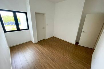 (FACING OPEN) Intermediate 2 Storey Clover Cahaya Alam, Seksyen U12 Shah Alam