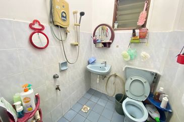 (SPACIOUS)(FULLY EXTENDED) Renovated 2 Storey Terrace Damai Bakti, Alam Damai Cheras
